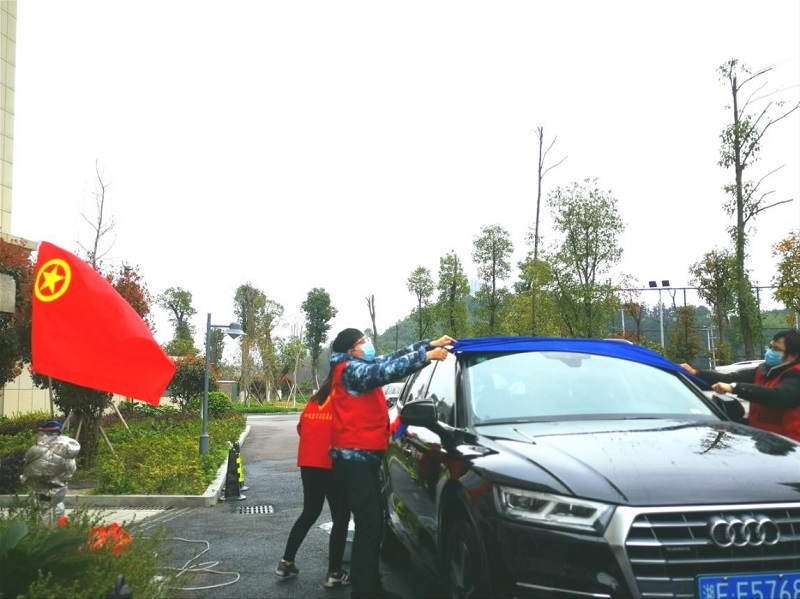 公司開展“學雷鋒、在行動”志愿洗車服務(wù)活動