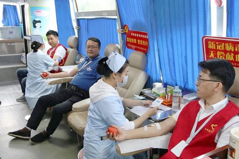 公司開展“抗擊疫情獻(xiàn)熱血，丹心向黨黨旗紅”無償獻(xiàn)血活動