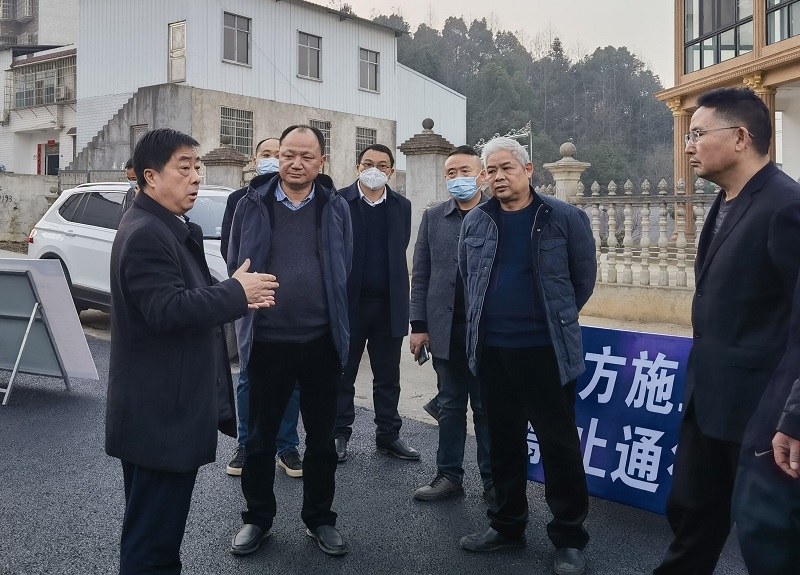 文春方、周鴻一行調研市政公司承建的“四好農(nóng)村路”項目
