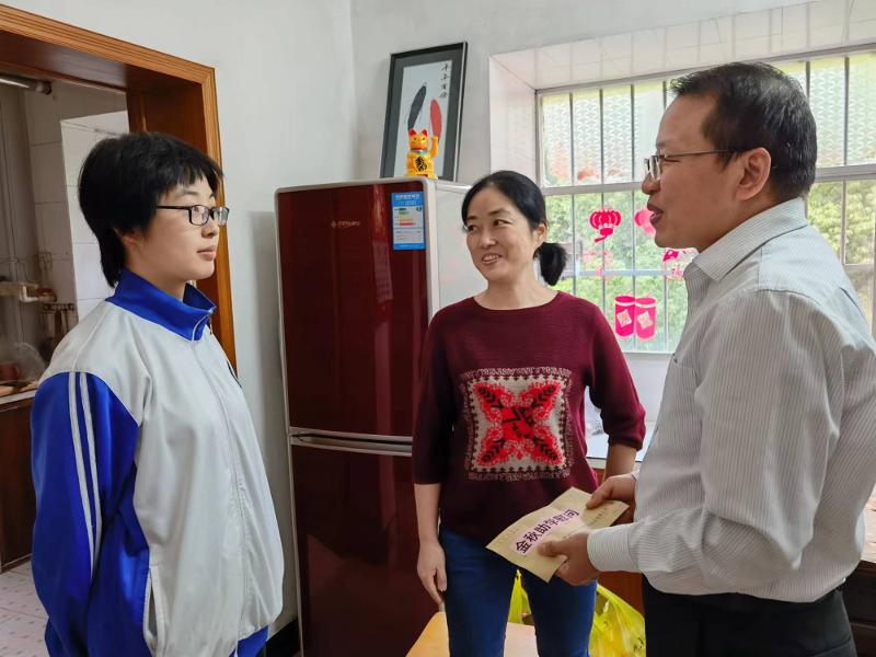 公司工會積極開展“金秋助學(xué)”活動