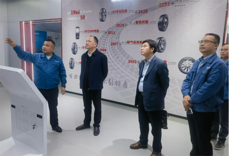 周鴻拜訪萬力輪胎公司黨委書記、總經(jīng)理曹限東