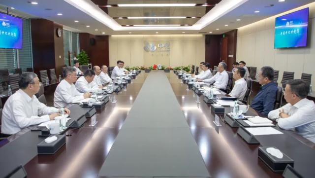 莫鼎革與中國(guó)中化黨組書記、董事長(zhǎng)李凡榮舉行會(huì)談