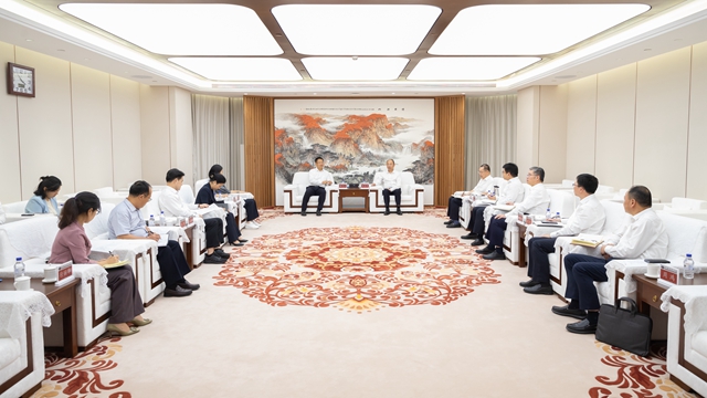 莫鼎革與湖南省委常委、岳陽市委書記謝衛(wèi)江舉行會(huì)談