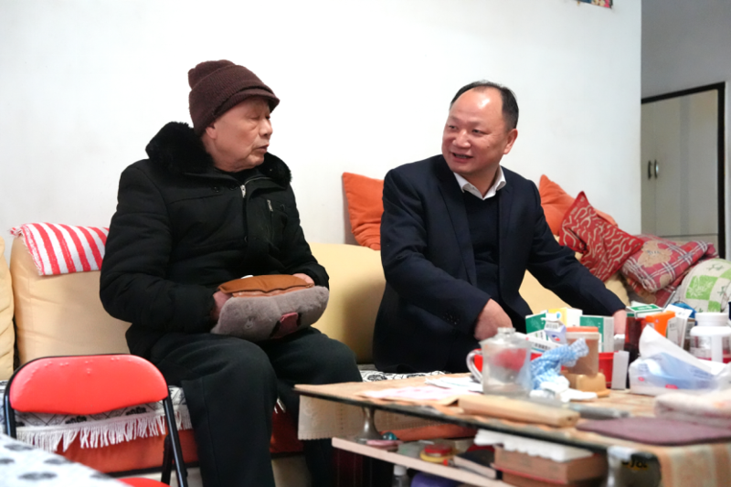 公司黨委走訪慰問困難黨員和困難職工、看望慰問老領導和老同志