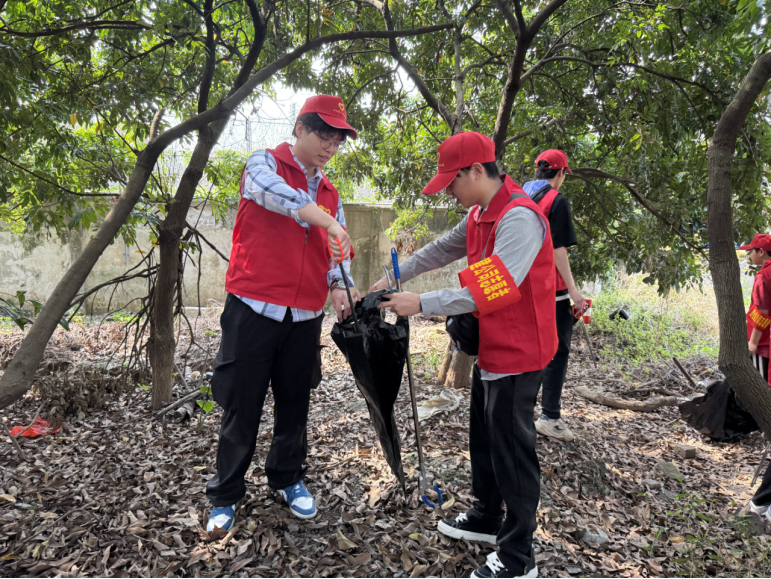 中國(guó)化學(xué)四化建各單位積極組織開(kāi)展“學(xué)雷鋒”志愿服務(wù)活動(dòng)②