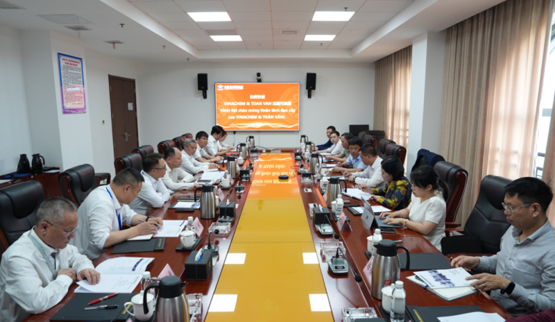 周鴻會(huì)見越南化學(xué)工業(yè)總公司寧平氮肥廠總經(jīng)理阮日憲、越南三云綜合貿(mào)易股份公司董事長(zhǎng)謝氏青云