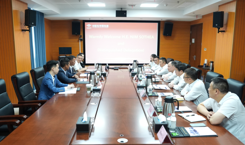 周鴻與柬埔寨公共事務(wù)與交通運(yùn)輸部副部長(zhǎng)尼姆·索提亞舉行會(huì)談