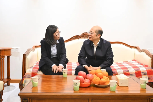 國(guó)務(wù)院國(guó)資委黨委委員、副主任譚作鈞看望慰問(wèn)中國(guó)化學(xué)“時(shí)代楷模”邱軍同志家屬