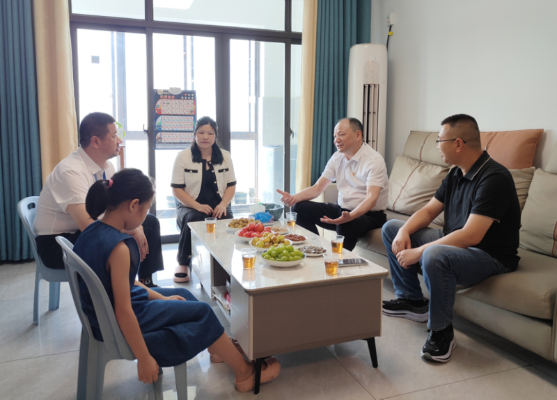 周鴻對(duì)下級(jí)“一把手”開展廉潔家訪