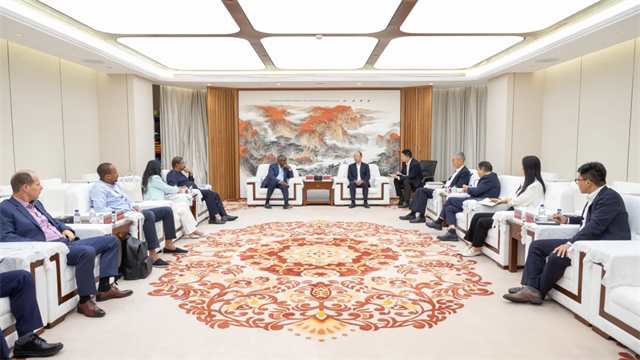 莫鼎革與丹格特集團(tuán)總裁阿里科·丹格特舉行會(huì)談